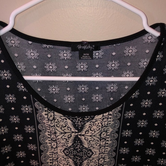 Patterned Blouse - Casual or Formal - Picture 2 of 3